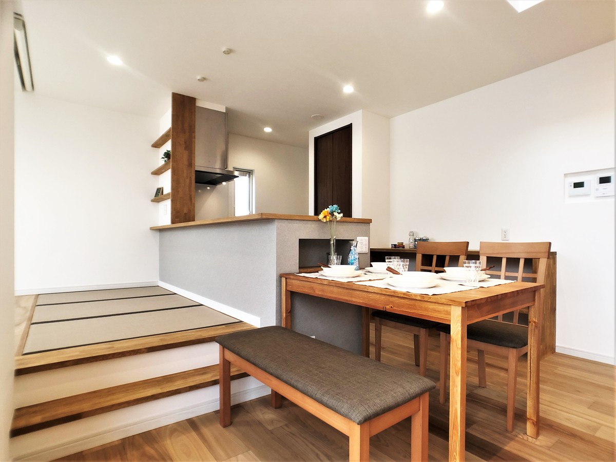 小上がり畳コーナーと吹抜けのある家 島根県の新築 ハウスメーカー情報サイト ピース島根