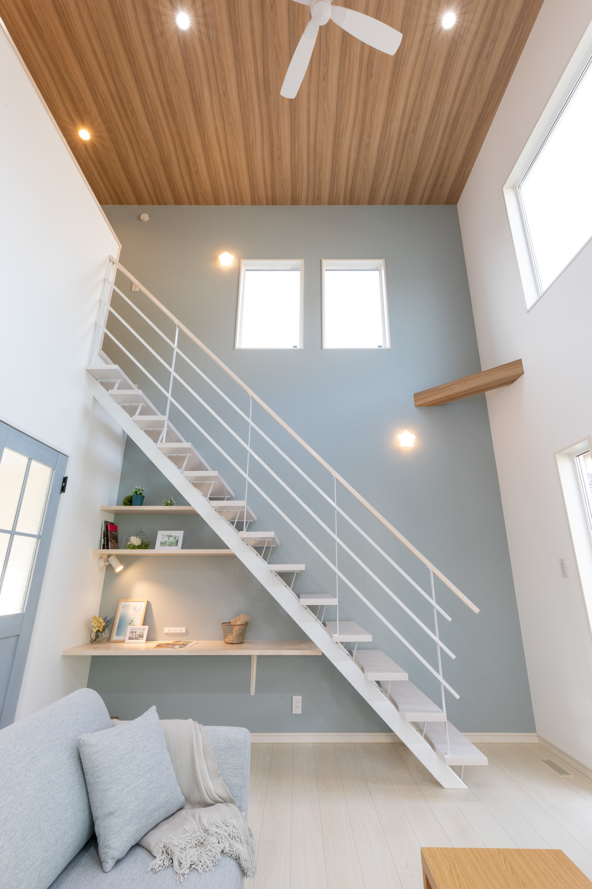 アクセントクロスと階段 ピース島根 島根県の新築住宅情報サイト