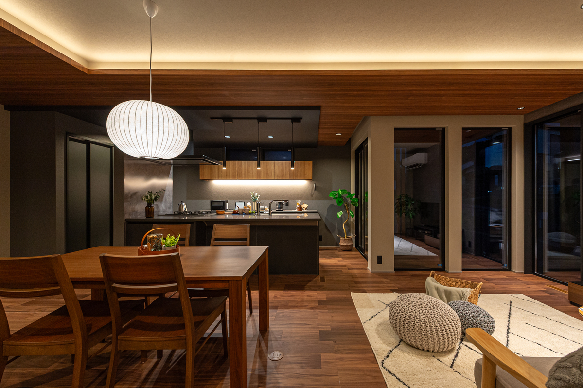 ≪深みのある木目と間接照明が 空間に奥行きと安らぎを