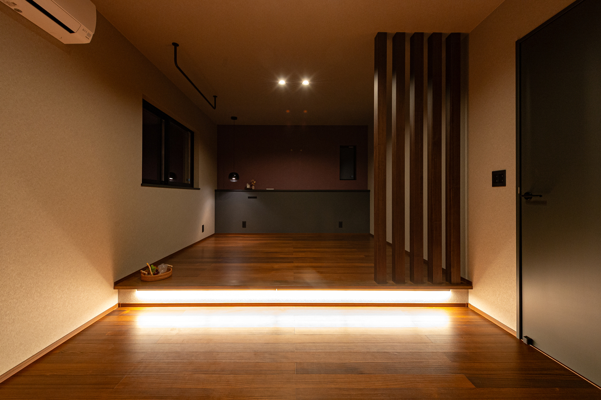 間接照明と柱が創る 大人の寝室（イシンホーム松江店（さんもく工業