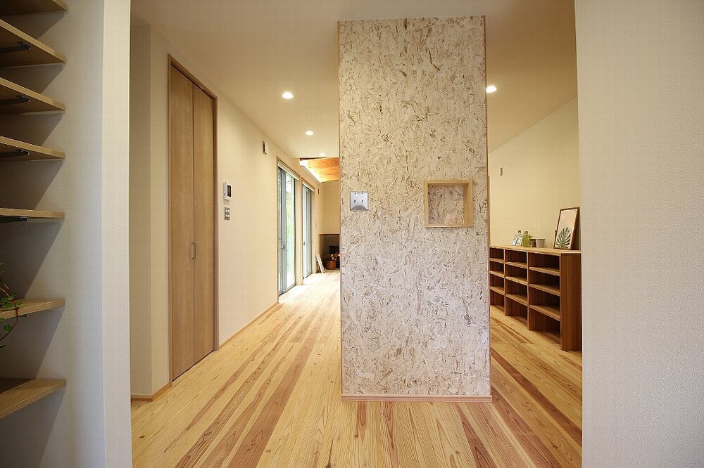 山小屋をイメージした杉板張りの平屋