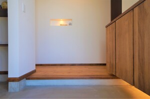 玄関の間接照明〜大人な平屋より