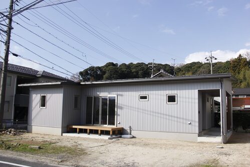 ご家族の生活スタイルに合わせたシンプルデザインの平屋