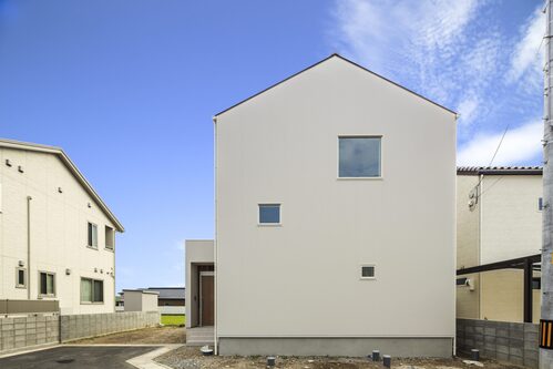 光が降りる吹き抜けとオープンな階段の家