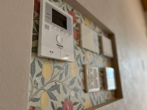 こだわりのモリス柄クロスをあしらったスイッチニッチ
